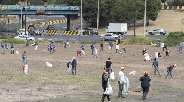 Los voluntarios trabajaron como hormiguitas en la minga, para dejar sin basura el terreno de El Trébol. Foto: Eduardo Terán / ÚN