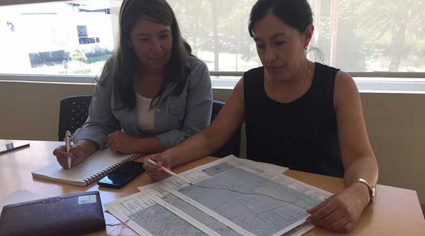 Lorena Izurieta (d), de Planificación-Epmmop, y Teresa Tayo, de Nomenclatura. Foto: Betty Beltrán / ÚN