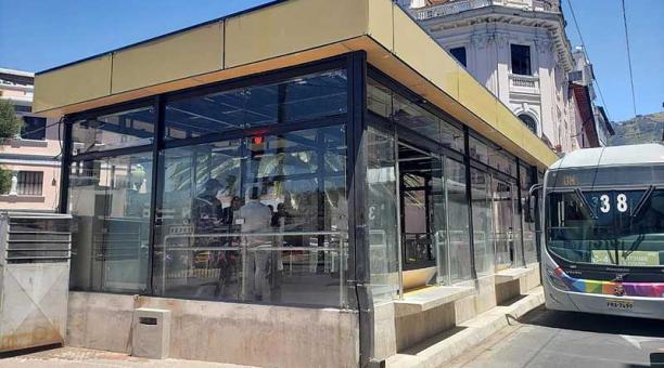 La parada Plaza Marín está rejuvenecida. Es de vidrio transparente y hormigón armado. Foto: Betty Beltrán / ÚN