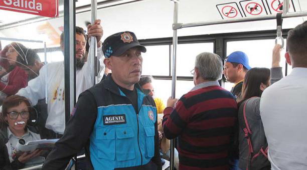 Agentes de Control se ubican en las entradas de los buses para ayudar en la seguridad. Foto: Eduardo Terán / ÚN