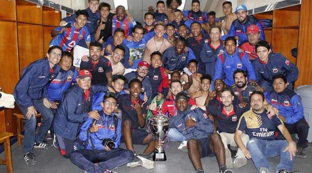 El plantel del Deportivo Quito con el trofeo que logró al ganar al segunda etapa del fútbol amateur. Foto: Twitter Deportivo Quito