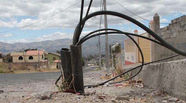 Cables de electricidad aparecen sobre la calzada de tierra, junto a la acera. Foto: Eduardo Terán / ÚN