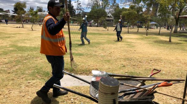 Trabajadores colocaron vallas para avanzar con los trabajos en el parque La Carolina. Foto: Ana Guerrero / ÚN