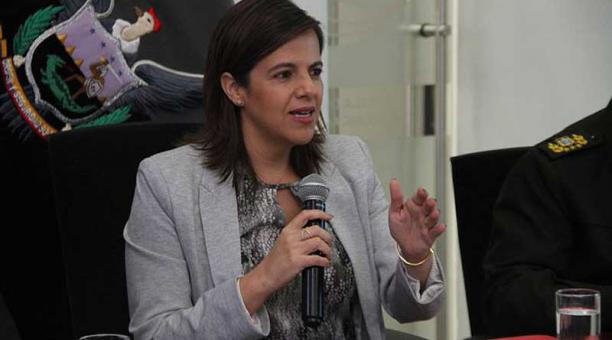 La ministra de Gobierno, María Paula Romo, se refirió en rueda de prensa a informaciones sobre que los datos personales y financieros de millones de ecuatorianos habrían quedado expuestos. Foto: Twitter Ministerio de Gobierno