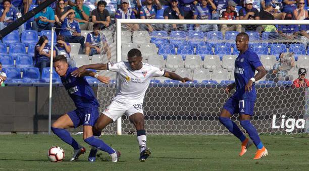 Joao Rojas, que asistió para el único gol de Emelec, disputa el balón con José Luis Cazares, en el estadio Capwell. Foto: Enrique Pesantes / ÚN