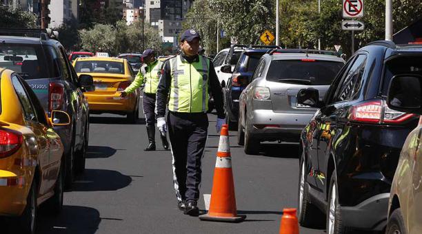 Agentes de tránsito controlan el cumplimiento de la medida Hoy no circula en Quito.  Foto: Eduardo Terán / ÚN