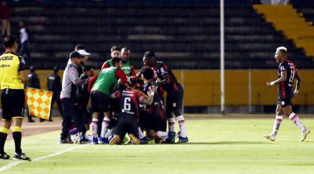 Jugadores del Técnico Universitario festejan un gol en el Atahualpa, el 16 de septiembre del 2019. Foto: API para ÚN