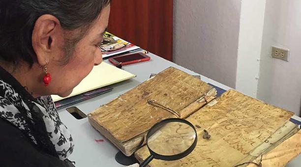 Nely Peralta, restauradora, con los dos libros. Foto: Betty Beltrán / ÚN