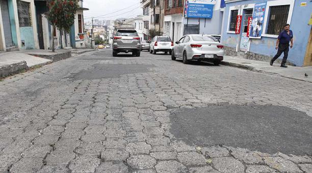 Los vecinos piden a la autoridad que arregle los adoquines de la vía. Foto: Eduardo Terán / ÚN