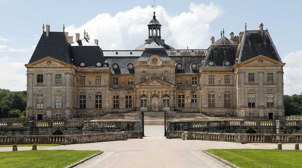 Cuando el rey Luis XIV conoció este castillo, decidió que se debía levantar el palacio de Versalles. Foto: AFP
