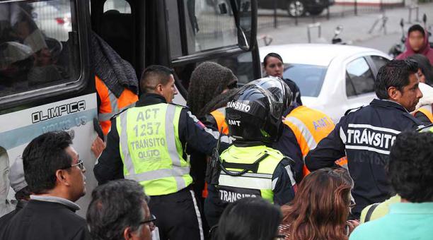 Los detenidos fueron llevados al centro de detención Los Olivos, en el norte de Quito. Foto: Julio Estrella / ÚN