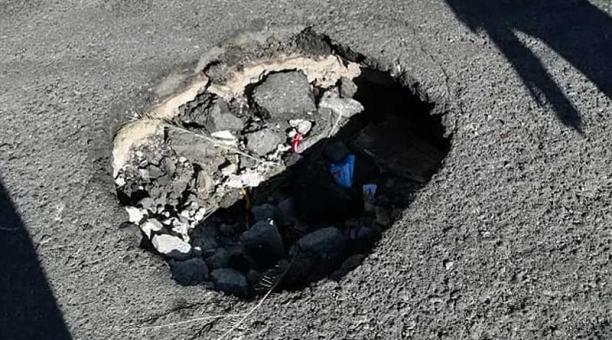 El cráter mide casi un metro de diámetro. Al momento está lleno de piedras y de basura. Foto: cortesía