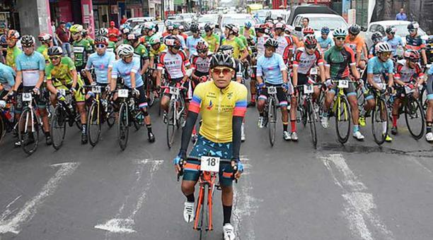 Los equipos de ciclismo en la etapa que se corrió ayer, 25 de septiembre del 2019, desde Quevedo. Foto: cortesía Secretaría del Deporte