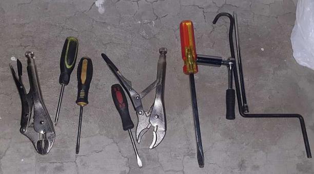 Algunas herramientas encontradas en el vehículo. No consta el arma. Foto: cortesía Policía Nacional