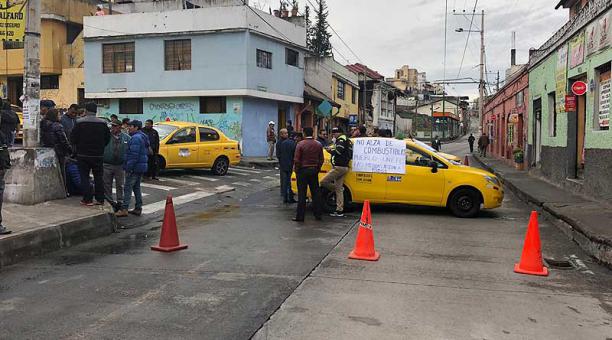 Taxistas cerraron la av. Maldonado, por la estación de Chimbacalle, en el sur de Quito. Foto: ÚN
