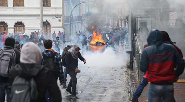 Estudiantes universitarios también protestaron por las medidas económicas tomadas por el Gobierno. Foto: Diego Pallero / ÚN