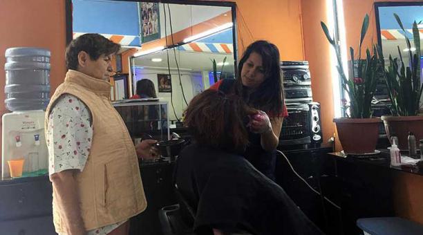 Varias peluquerías sí abrieron para no perder el día de trabajo. Foto: Betty Beltrán / ÚN