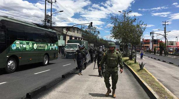 Buses de las Fuerzas Armadas brindan el servicio de transporte en Quito. Foto: Armando Prado / ÚN