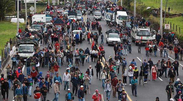 Manifestantes se congregaron la tarde de este 7 de octubre del 2019 en la avenida Panamericana Sur, en el sector denominado Las Pesas, entre Tambillo y Alóag, para esperar la entrada de la marcha de los  movimientos indígenas. Foto: Armando Prado / ÚN