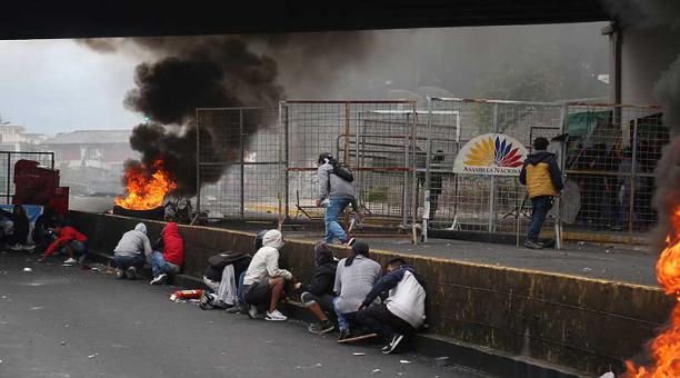 Policías y militares desalojaron ayer, 8 de octubre del 2019 a manifestantes que se tomaron por un breve lapso la sede de la Asamblea Nacional, en Quito. Foto: Diego Pallero / ÚN