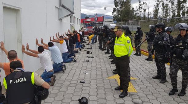 Las 17 personas fueron detenidas en el Aeropuerto Mariscal Sucre de Quito la mañana de este 10 de octubre del 2019. Foto: Twitter María Paula Romo