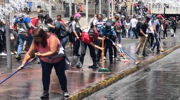 Con escoba y pala en mano, miles de quiteños limpiaron los sectores en donde se concentraron las protestas. Foto: Eduardo Terán / ÚN