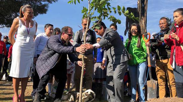 Estudiantes y autoridades sembraron un árbol de nogal junto al tronco de un ciprés centenario que fue incinerado durante las protestas. Foto: Eduardo Terán / ÚN
