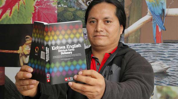 Santiago Gualapuro presenta su diccionario quichua-inglés, obra pionera en su género. Foto: Patricio Terán / ÚN