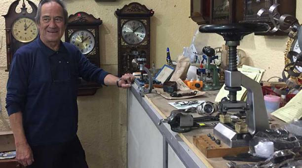 Fernando Hernández, epecialista en reparación de relojes, en su taller en e Centro Histórico. Fotos: Betty Beltrán / ÚN