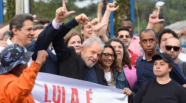 Lula, vestido de traje, fue directo hacia sus seguidores que los esperaban afuera de la cárcel en Curitiba, Brasil. Foto: AFP