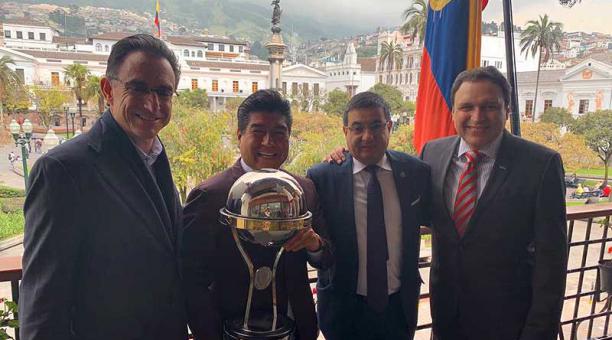 Michel Deller, Jorge Yunda y Santiago Morales, directivos de Independiente del Valle, en el Municipio de Quito. Foto: Twitter
