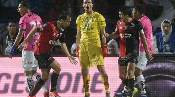 El golero Jorge Pinos fue una de las figuras en el título de Independiente del Valle. Foto: AFP