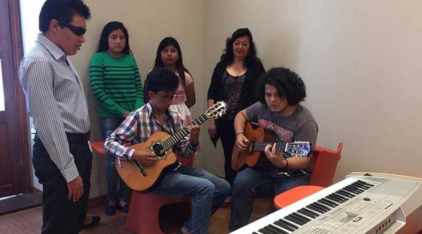Los jóvenes estudiantes descubren los secretos de este género musical. Foto: Betty Beltrán / ÚN