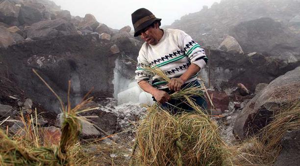 Baltazar Ushca, más conocido como el último hielero del Chimborazo, aún recorre su tradicional ruta. Foto: archivo / ÚN