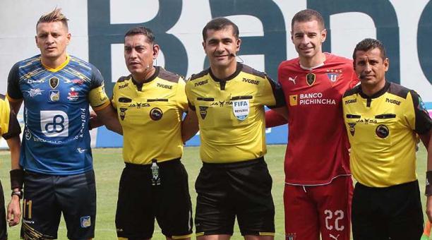 El árbitro Roddy Zambrano (centro) pitó la final de la Copa Ecuador entre Delfín y Liga de Quito. Foto: archivo / ÚN