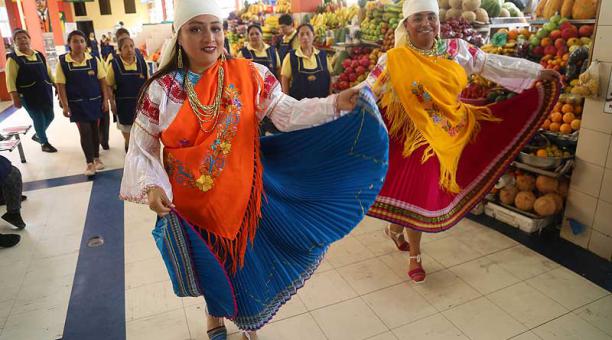 Los bailes, presentaciones musicales y juegos serán dentro del mercado. Foto: Diego Pallero / ÚN