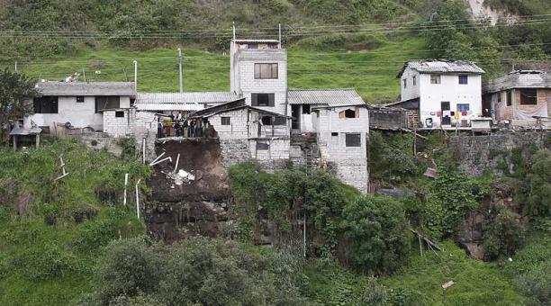 Así se ven desde al frente las casas tras el deslizamiento en sector San Fernando, cantón Rumiñahui. Foto: Eduardo Terán / ÚN