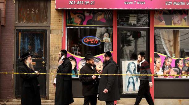 Miembros de la comunidad judía pasan cerca de la escena de un tiroteo masivo en el supermercado JC Kosher, el 10 de diciembre de 2019 en Jersey City, Nueva Jersey. Foto: AFP