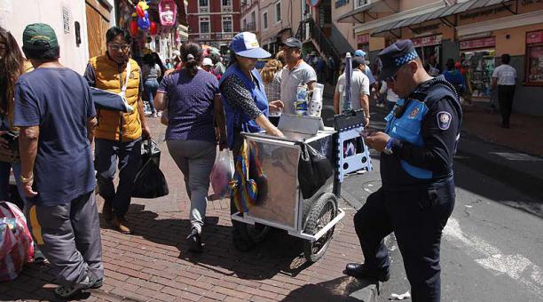 Las ventas informales se encuentran a cada paso en veredas del Centro de Quito. Foto: Galo Paguay / ÚN