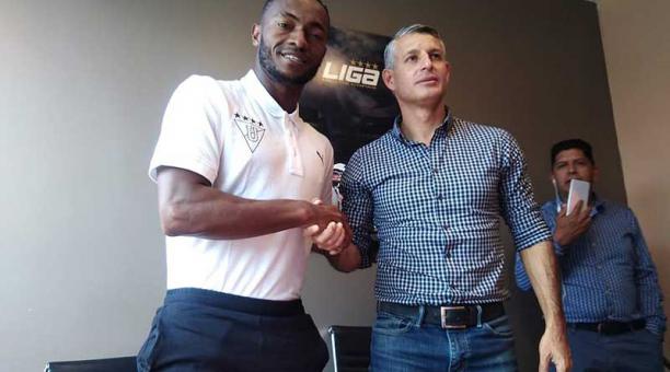Santiago Jácome, gerente albo, y Pedro Pablo Perlaza en la firma de contrato. Foto: Twitter de Radio la Red
