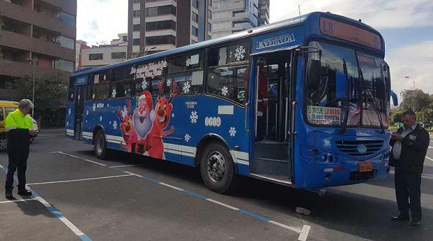 Para identificarlos, los usuarios tienen que fijarse en los buses que tengan decoraciones  navideñas. Foto: Twitter  Transporte Público de Quito