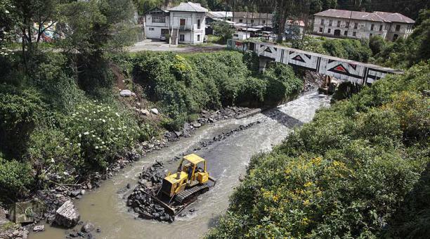 Se realizan labores de hormigonado hidráulico de las bases del puente del río Machángara. Foto: Galo Paguay / ÚN