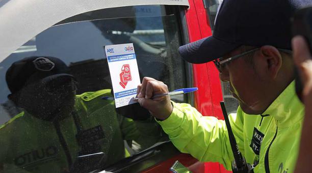 Los conductores que no den el uso adecuado a las zona azules serán sancionados y se pegará un adhesivo en los vehículos. Foto: Galo Paguay / ÚN