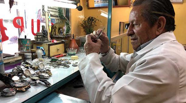 Luis Castillo lleva 40 años de relojero. Fotos: Ana Guerrero