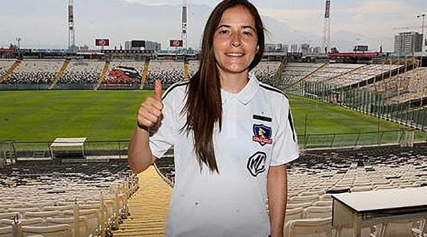 Vanessa Arauz, con la camiseta de Colo Colo. Foto: Twitter Colo Colo