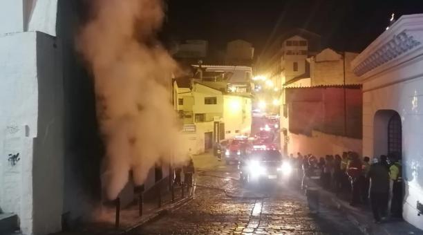 Un incendio estructural consumió una casa del sector La Ronda, la madrugada de este 14 de enero del 2020. Foto: Twitter Bomberos Quito