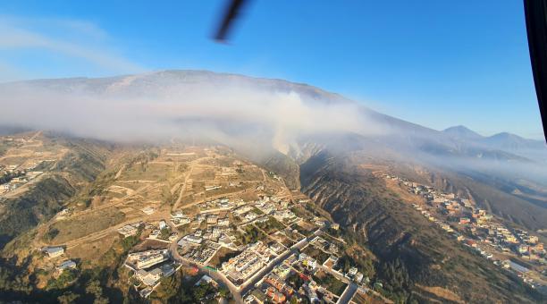 Imagen tomada del cerro Casitagua desde el helicóptero de los bomberos que utilizan para sofocar las llamas. Foto: Bomberos Quito