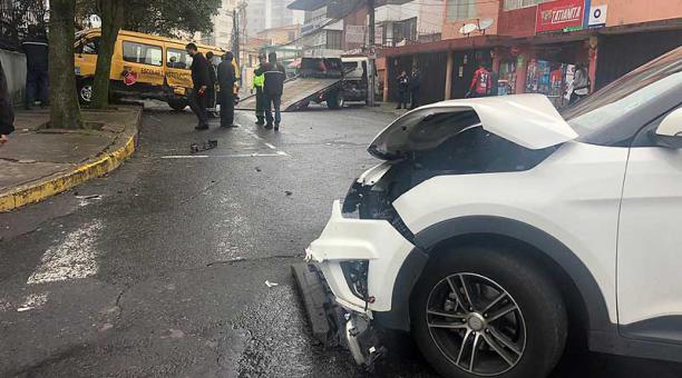 En las calles Vancouver e Italia, norte de Quito, una furgoneta escolar y un vehículo particular se impactaron. Foto: Eduardo Terán / ÚN