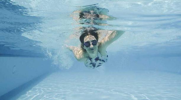 La natación es uno de los deportes más recomendados, tanto para jóvenes como para adultos. Foto: freepik.es
