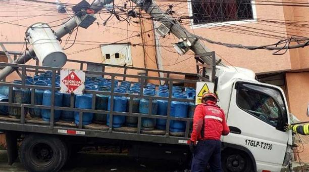 El camión repartidor de gas tumbó un poste. Foto: cortesía Bomberos Quito